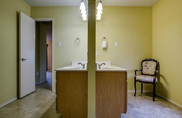 10708 Emerald Park Lane, Fort Worth, TX 76052