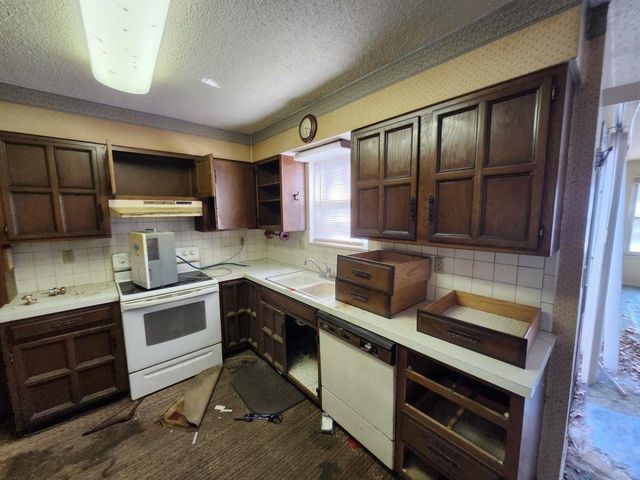 5013 Looman St, Wichita, KS 67220