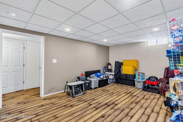 7900 Laura Jean Ct, Louisville, KY 40291