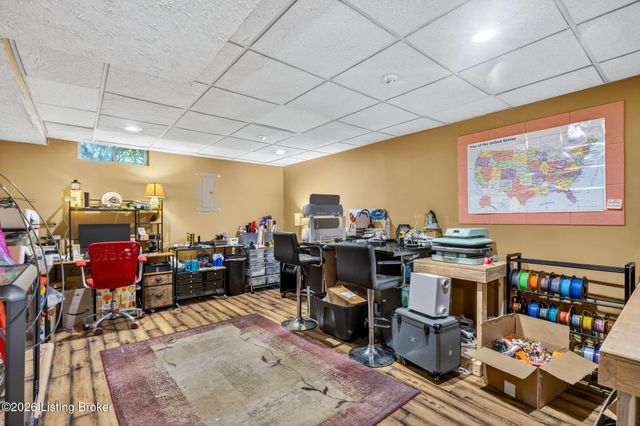 7900 Laura Jean Ct, Louisville, KY 40291