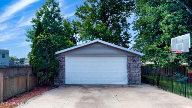 7900 Laura Jean Ct, Louisville, KY 40291