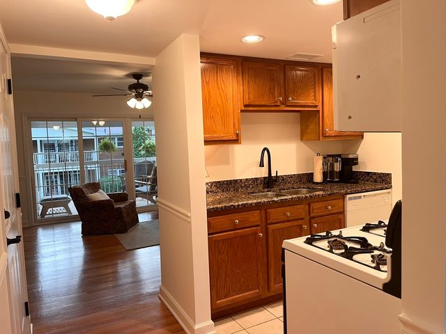 169 E Palatine Road J, Palatine, IL 60067