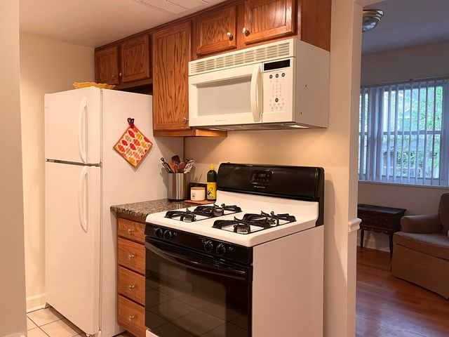 169 E Palatine Road J, Palatine, IL 60067