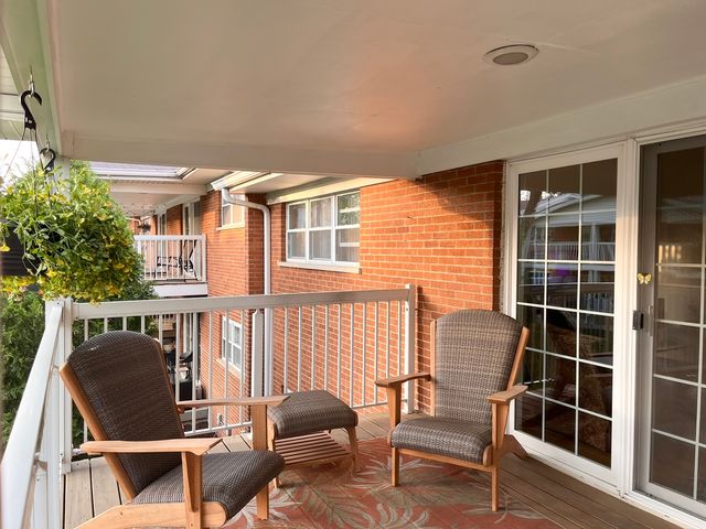 169 E Palatine Road J, Palatine, IL 60067