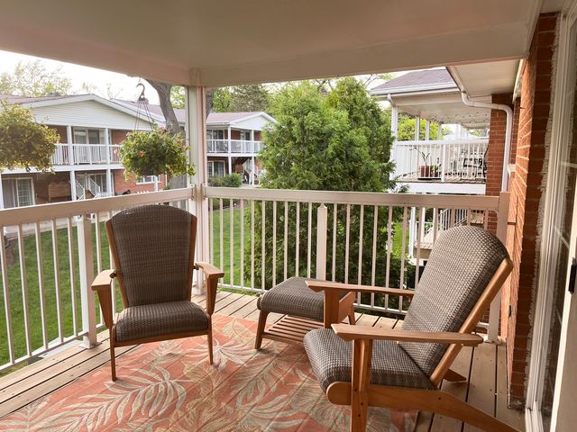 169 E Palatine Road J, Palatine, IL 60067