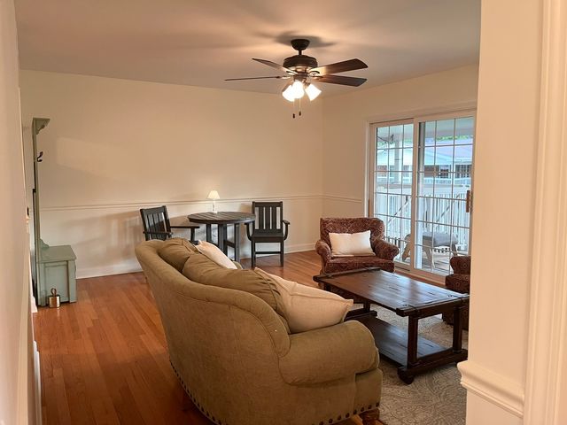 169 E Palatine Road J, Palatine, IL 60067