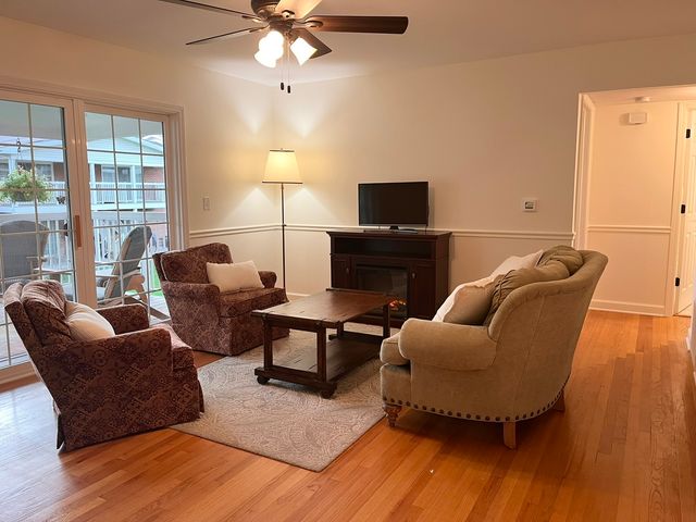 169 E Palatine Road J, Palatine, IL 60067
