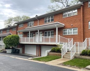 169 E Palatine Road J, Palatine, IL 60067