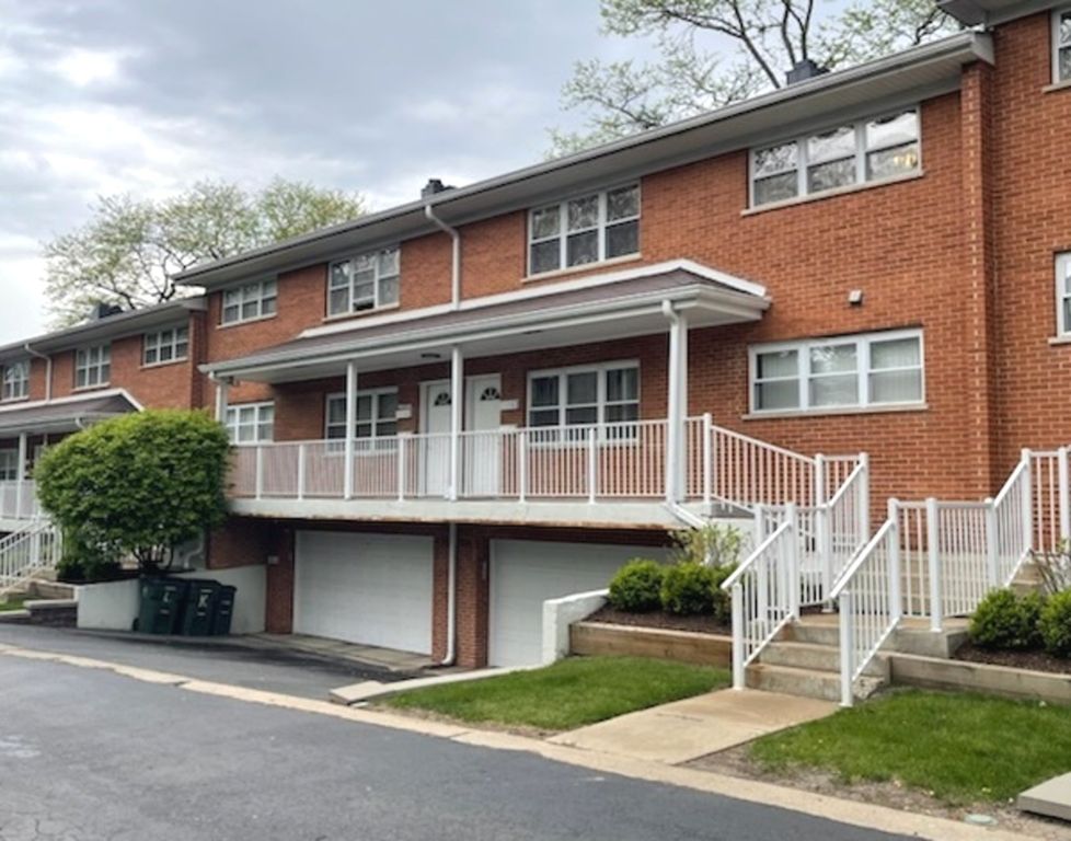 169 E Palatine Road J, Palatine, IL 60067