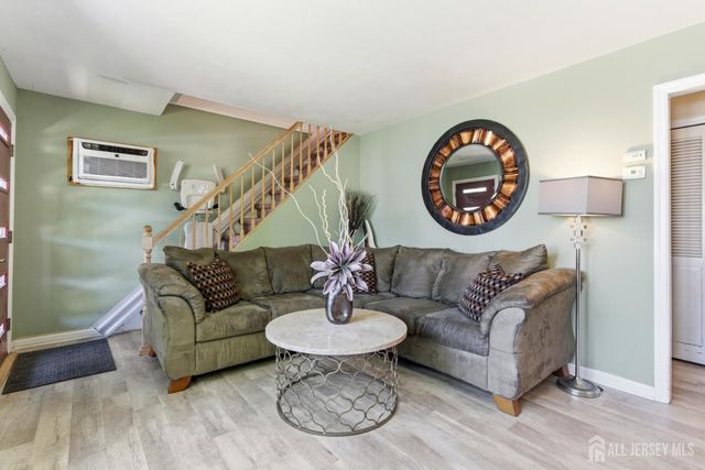 31 Pinetree Drive, Sayreville, NJ 08859
