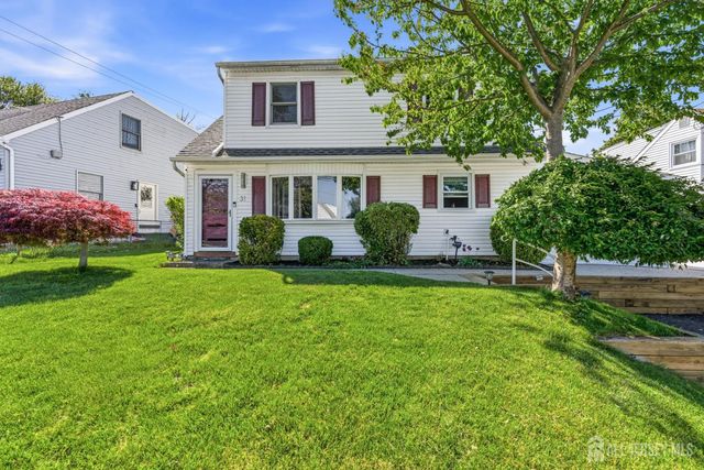 31 Pinetree Drive, Sayreville, NJ 08859