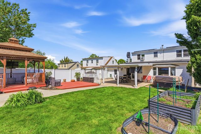 31 Pinetree Drive, Sayreville, NJ 08859