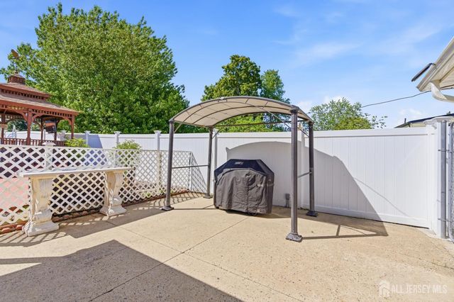 31 Pinetree Drive, Sayreville, NJ 08859