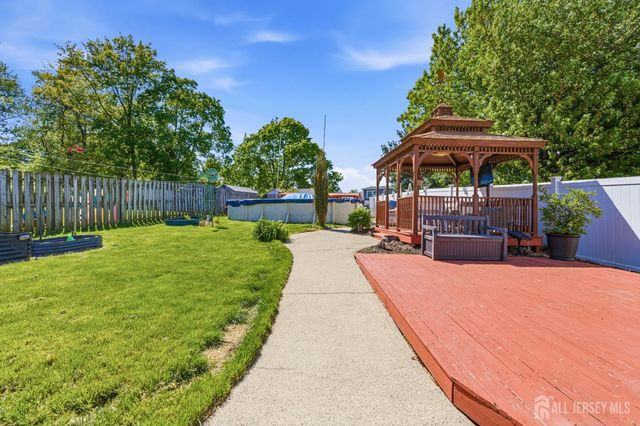 31 Pinetree Drive, Sayreville, NJ 08859