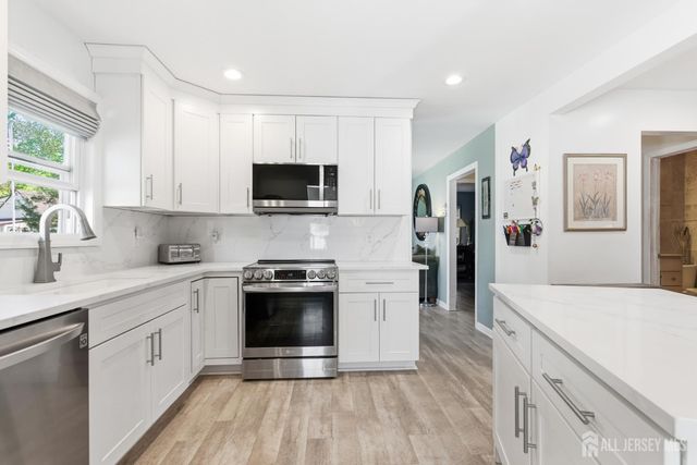 31 Pinetree Drive, Sayreville, NJ 08859