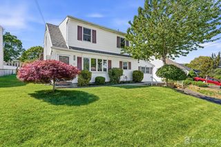 31 Pinetree Drive, Sayreville, NJ 08859