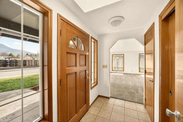 3027 Waterford Court, Medford, OR 97504