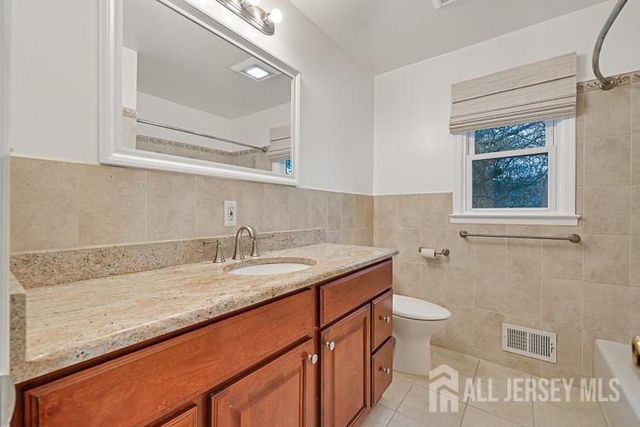 1040 Hillside Drive, North Brunswick, NJ 08902