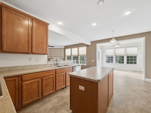 2173 Sandpiper Way, Elgin, IL 60124