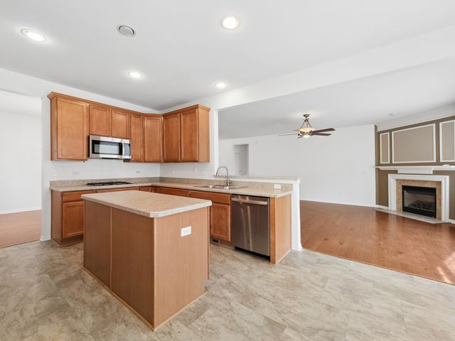 2173 Sandpiper Way, Elgin, IL 60124