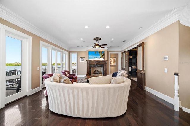 6438 HOLLYWOOD BOULEVARD, Sarasota, FL 34231