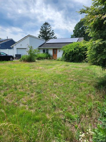 26 Narragansett Avenue, Medford, NY 11763