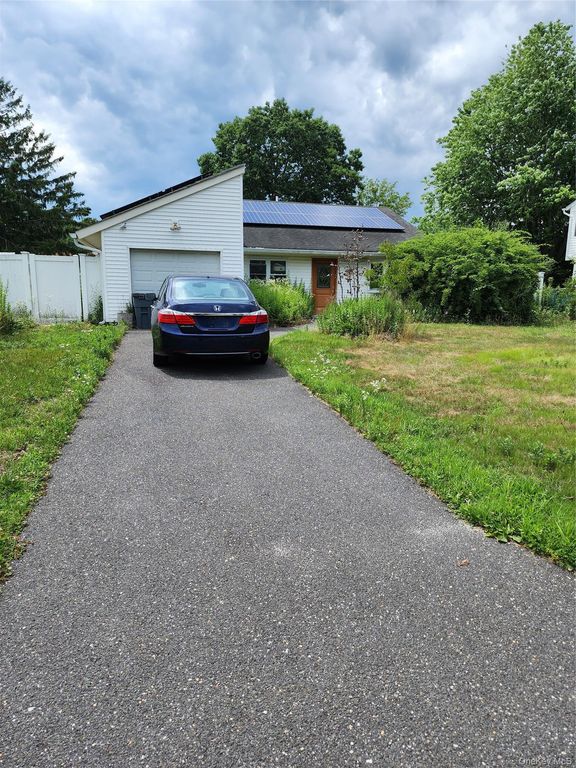 26 Narragansett Avenue, Medford, NY 11763