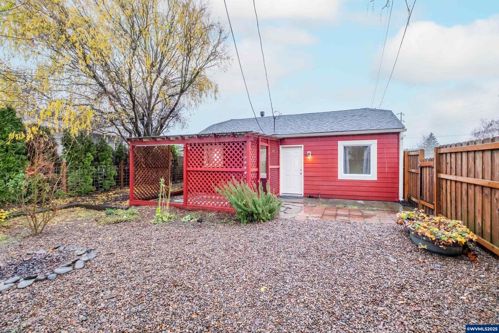 1810 Liberty St NE, Salem, OR 97301