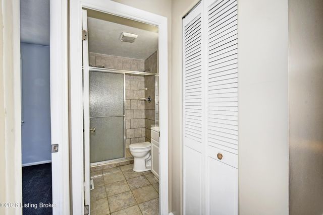 7404 Edenroc Ln, Louisville, KY 40258