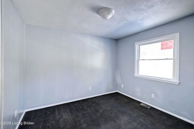 7404 Edenroc Ln, Louisville, KY 40258