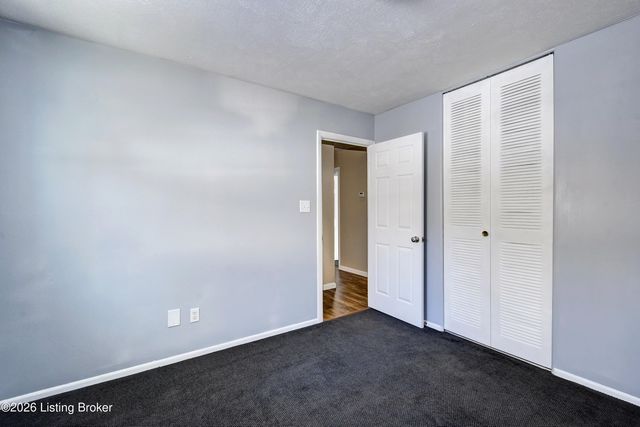 7404 Edenroc Ln, Louisville, KY 40258