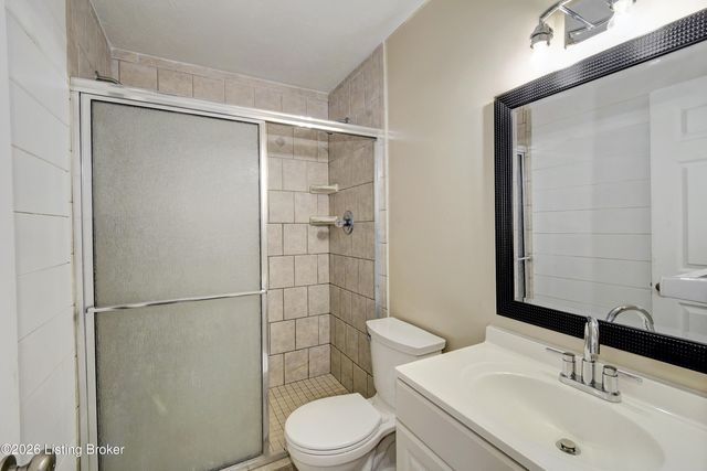 7404 Edenroc Ln, Louisville, KY 40258