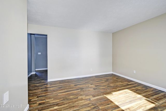 7404 Edenroc Ln, Louisville, KY 40258