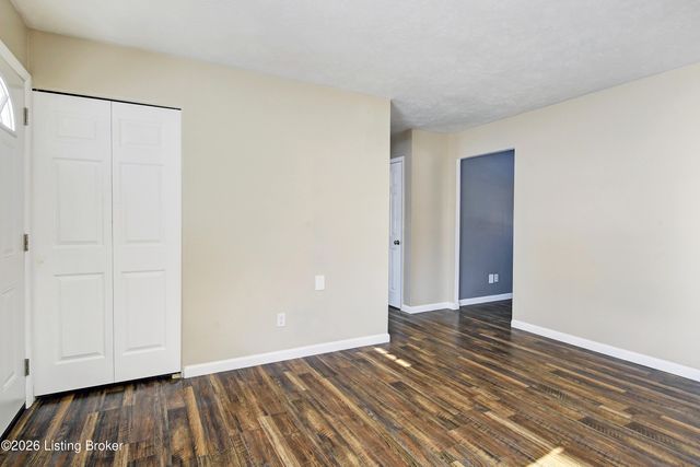 7404 Edenroc Ln, Louisville, KY 40258