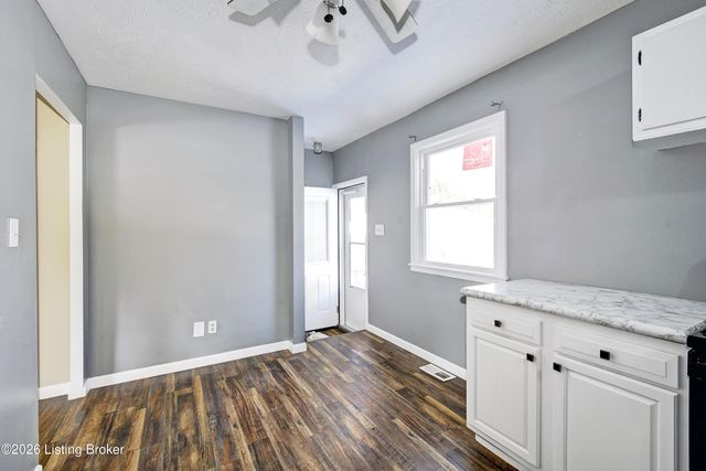 7404 Edenroc Ln, Louisville, KY 40258