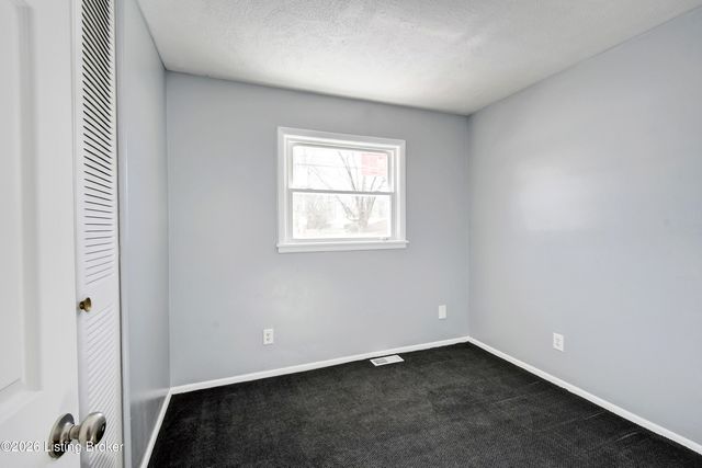 7404 Edenroc Ln, Louisville, KY 40258