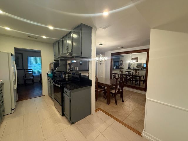 3526 W Rochelle Road, Irving, TX 75062