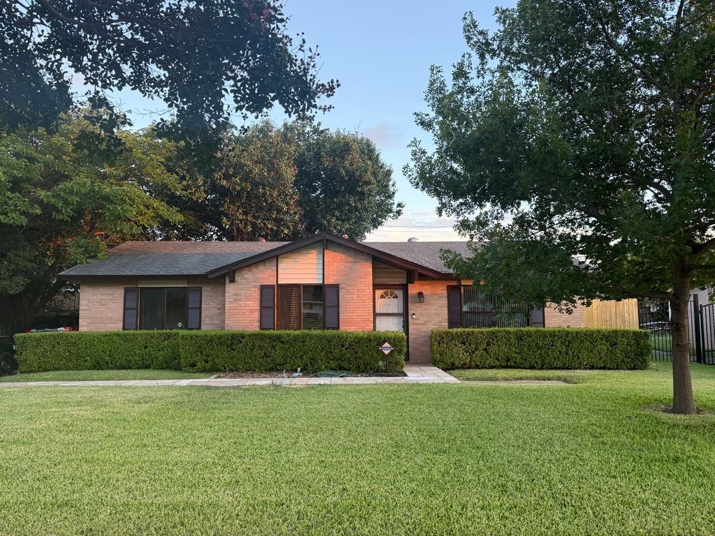 3526 W Rochelle Road, Irving, TX 75062