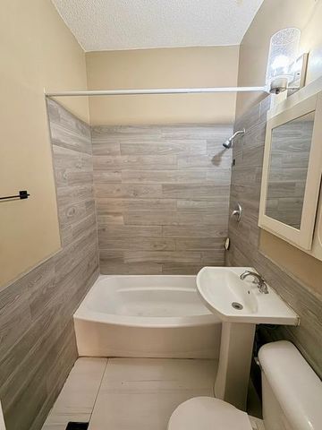 687 Aurora Avenue, Saint Paul, MN 55104