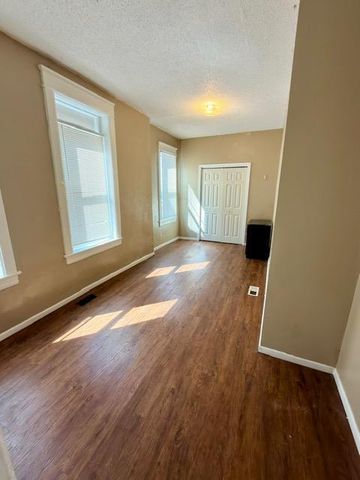 687 Aurora Avenue, Saint Paul, MN 55104