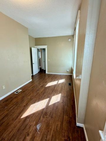 687 Aurora Avenue, Saint Paul, MN 55104