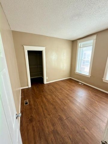 687 Aurora Avenue, Saint Paul, MN 55104