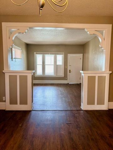 687 Aurora Avenue, Saint Paul, MN 55104