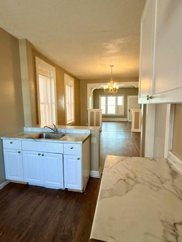 687 Aurora Avenue, Saint Paul, MN 55104