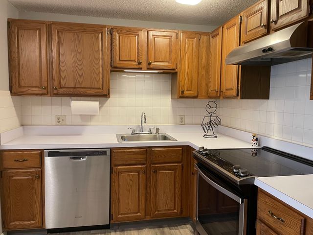 230 Chickering Rd 12, North Andover, MA 01845