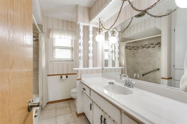 1892 W Lake Park Drive, Mustang, OK 73064