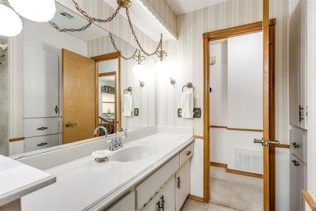 1892 W Lake Park Drive, Mustang, OK 73064