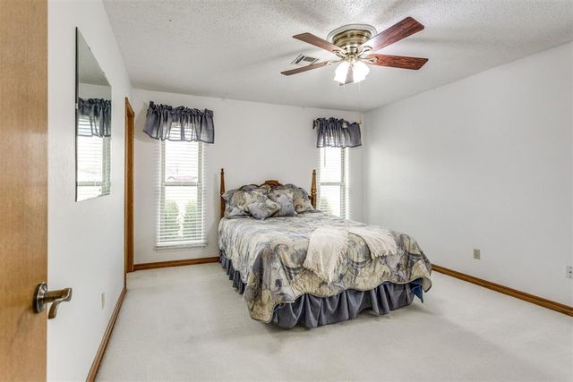 1892 W Lake Park Drive, Mustang, OK 73064