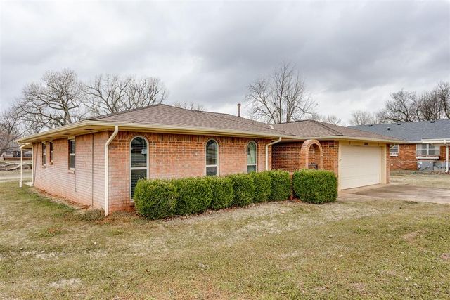 1892 W Lake Park Drive, Mustang, OK 73064