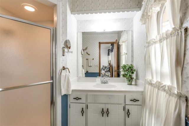 1892 W Lake Park Drive, Mustang, OK 73064